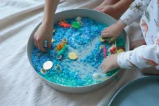 Jellystone Designs - Senzorický třídící tác Tray Play, modrý