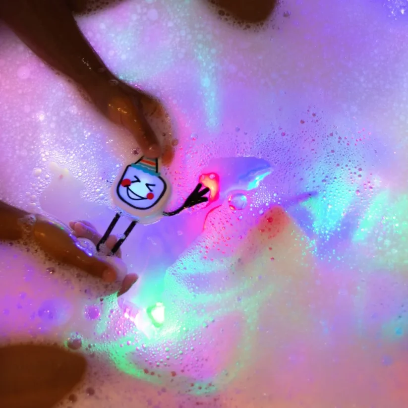 Glo Pals Party Pal koupací figurka - sada se dvěma smyslovými kostkami, které svítí ve vodě