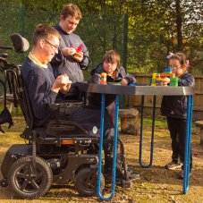 TUFF TRAY | Kovový stojan k vaničke pre invalidný vozík