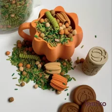 WooBeWee™ Pomůcka k hraní | Dýňový hrníček od Em oranžová