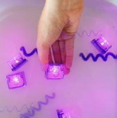 Glo Pals senzorické kostky svítící ve vodě - fialové