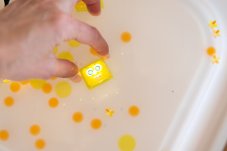 Glo Pals | Senzorické kostky svítící ve vodě | žluté
