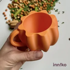 WooBeWee™ Pomůcka k hraní | Dýňový hrníček od Em oranžová