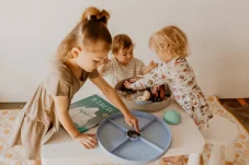 Jellystone Designs | Senzorický triediaci tácku Tray Play | zelený