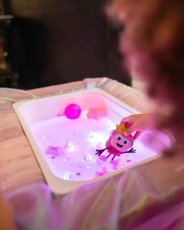 Glo Pals | Koupací figurka princezna | sada se dvěma smyslovými kostkami, které svítí ve vodě
