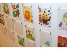 Závesný adventný kalendár s rámčekom - 24dielna sada - Farebné pieskovanie obrázkov