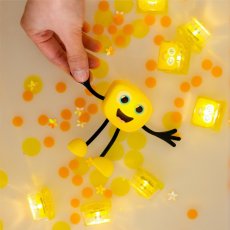 Glo Pals | Koupací figurka Alex | sada se dvěma smyslovými kostkami, které svítí ve vodě