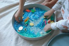 Jellystone Designs - Senzorický triediaci tácku Tray Play, modrý