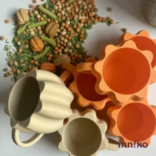 WooBeWee™ Pomôcka na hranie | Tekvicový hrnček od Em - béžová