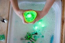 Glo Pals senzorické kostky svítící ve vodě -  zelené