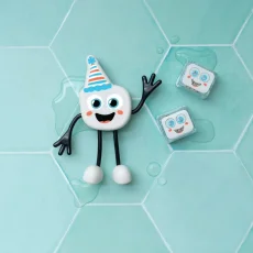 Glo Pals | Party Pal koupací figurka | sada se dvěma smyslovými kostkami, které svítí ve vodě